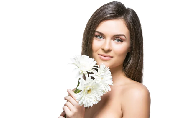 Schönes Mädchen mit weißen Blumen — Stockfoto