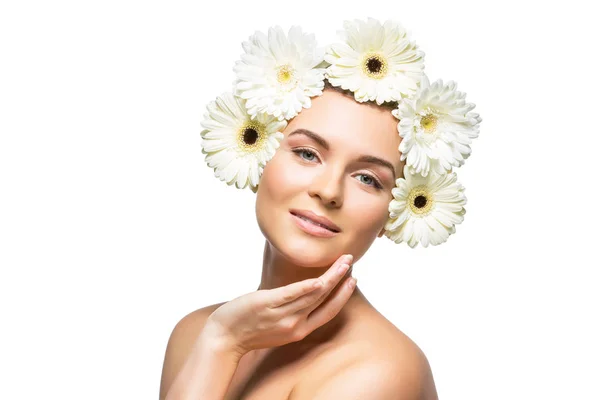 Femme avec des fleurs blanches sur la tête — Photo