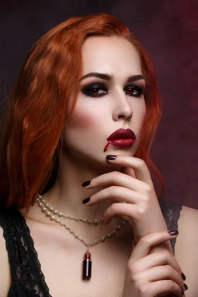 年轻的吸血鬼女人 — 图库照片