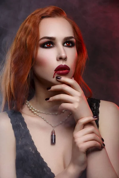 若い吸血鬼の女 — ストック写真
