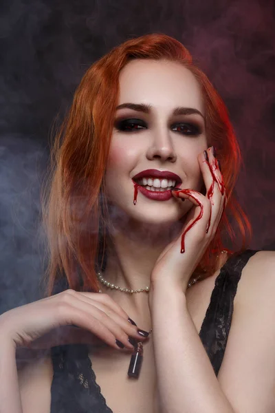 Jovem vampira mulher — Fotografia de Stock