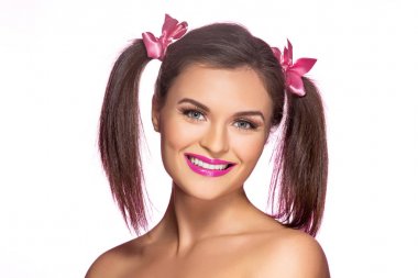 iki ponytails kızla