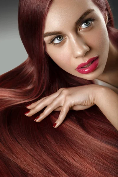 Lány gyönyörű hosszú vörös haj — Stock Fotó