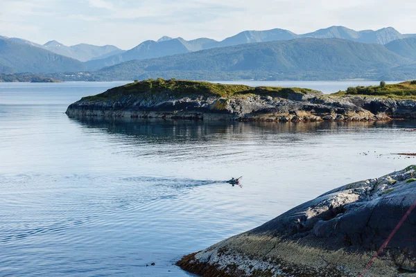 Teknede Balık yüzme adam