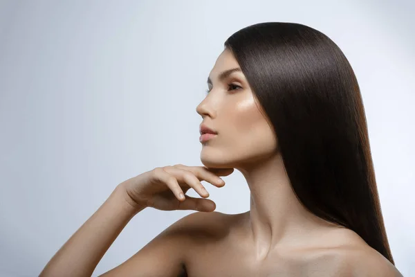 Vrouw met natuurlijke make-up en lange haren — Stockfoto
