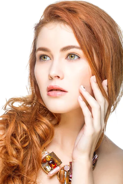 Meisje met mooi lang rood haar — Stockfoto