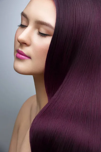 Menina com cabelo longo bonito — Fotografia de Stock