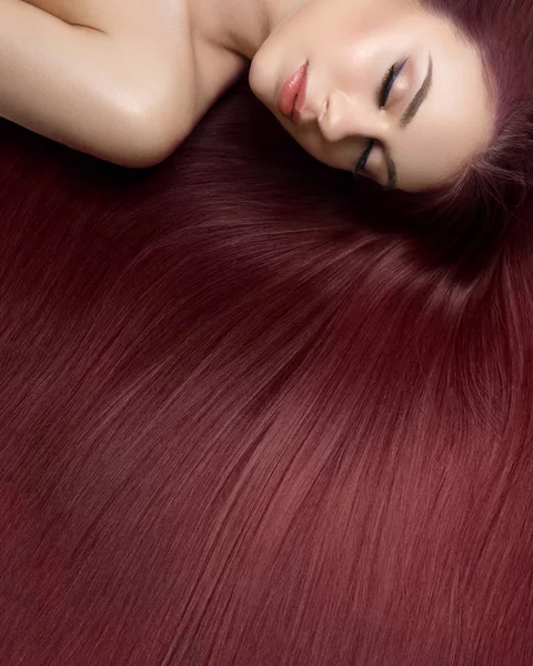 Gadis dengan rambut panjang yang indah — Stok Foto