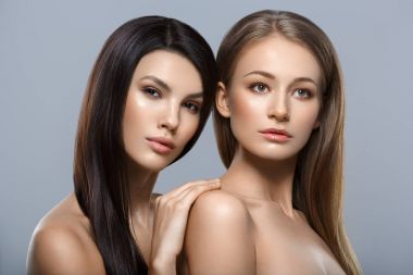 Doğal makyaj ile iki kadın 