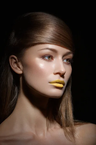 Mulher com lábios amarelos — Fotografia de Stock