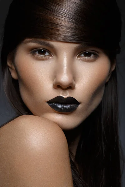 Meisje met zwarte lippen — Stockfoto