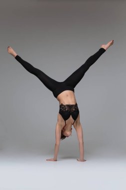 Modern dans elemanları yapma dansçı