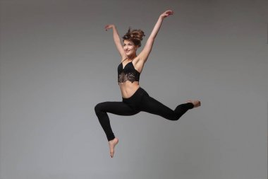 Modern dans elemanları yapma dansçı