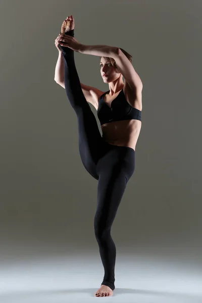 ウォーミング アップ女性ダンサー — ストック写真
