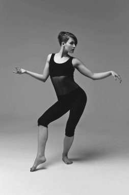 Modern dans elemanları yapma dansçı