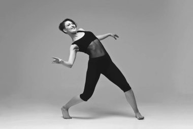 Modern dans elemanları yapma dansçı