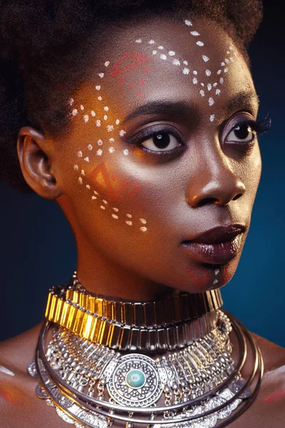 Afrikai lány rajzok a bőr — Stock Fotó