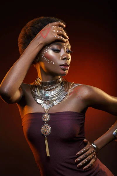 Chica africana con dibujos en la piel — Foto de Stock