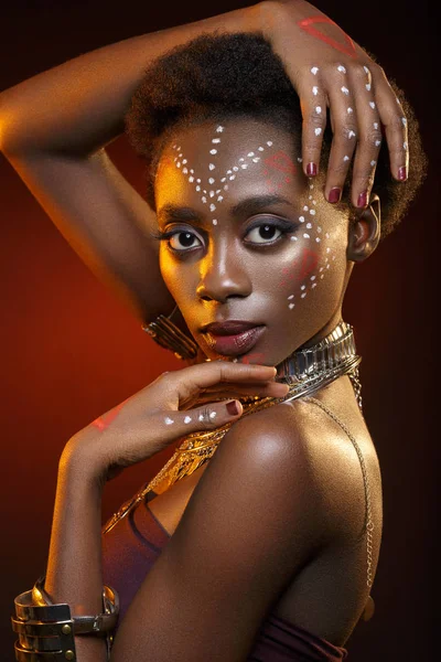 Afrikansk flicka med ritningar på hud — Stockfoto