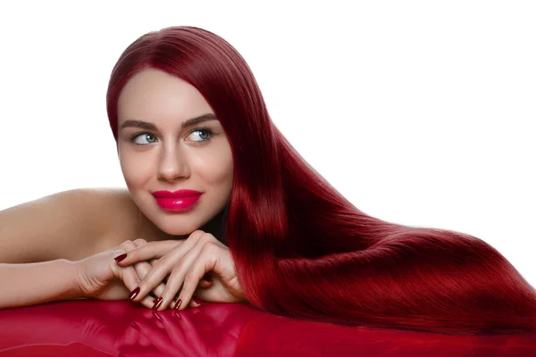 Menina com cabelo vermelho longo bonito — Fotografia de Stock