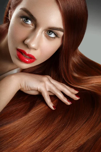 Menina com cabelo vermelho longo bonito — Fotografia de Stock