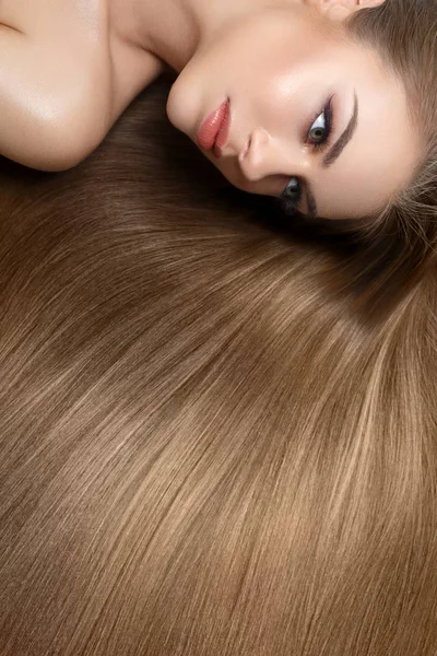 Девушка с красивыми длинными волосами — стоковое фото