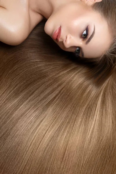 Mädchen mit schönen langen Haaren — Stockfoto