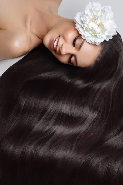 Brunetka s krásnými dlouhými vlasy — Stock fotografie