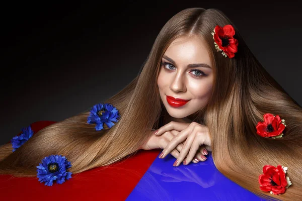 Flicka med långt hår och blommor — Stockfoto