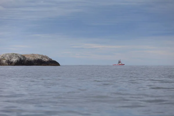 Vista sul fiordo norvegese e sulla barca — Foto Stock