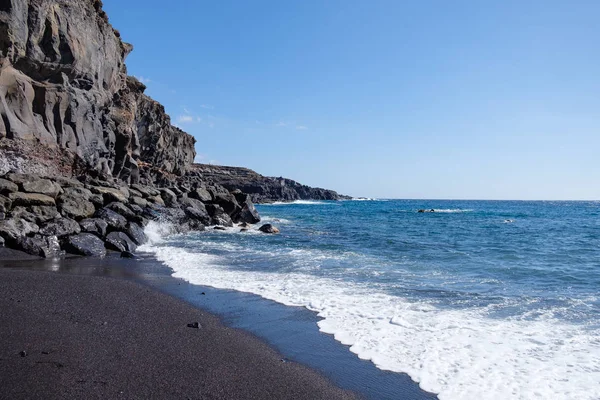 Vackra vilda klippiga stranden — Stockfoto