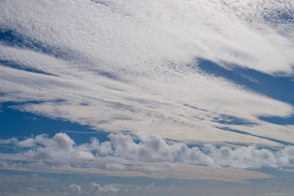 Blauer Himmel mit Wolken — Stockfoto