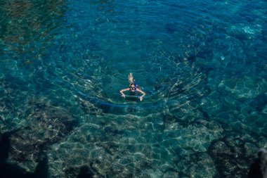 Maske Yüzme okyanusta giyen kadın
