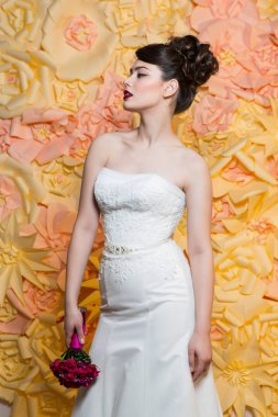 Buket kızla esmer gelin