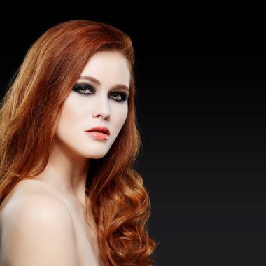 Kameraya bakarak Kızıl saçlı kadın