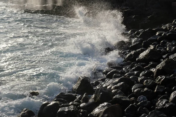 Vague sur les pierres du rivage océanique — Photo