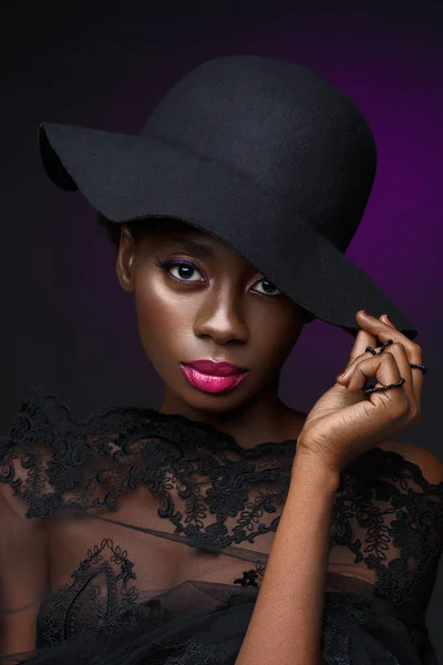 Женщина в чёрной шляпе — стоковое фото