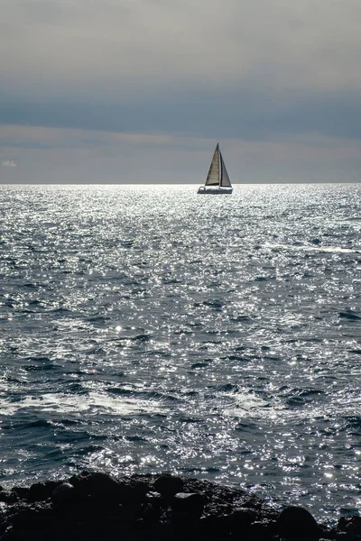 Barca a vela sulla linea dell'orizzonte — Foto Stock