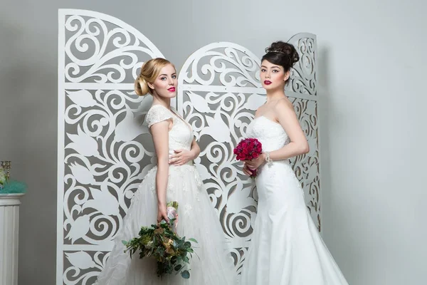 Hermosas chicas en vestido de novia —  Fotos de Stock