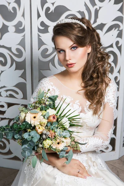 Hermosa chica en vestido de novia —  Fotos de Stock