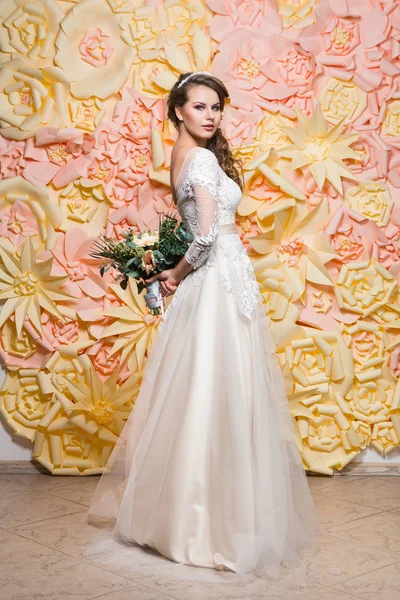 Hermosa chica en vestido de novia —  Fotos de Stock