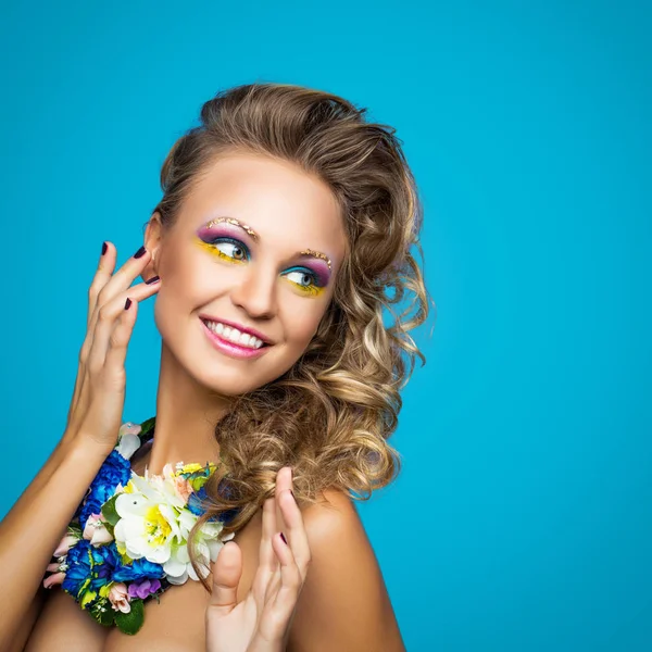 Mulher com acessórios de flores — Fotografia de Stock