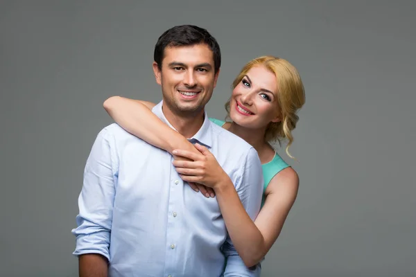 Feliz pareja abrazándose — Foto de Stock