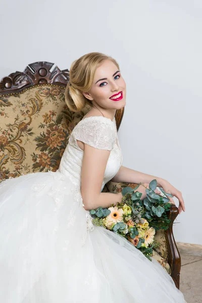 Mooi meisje in trouwjurk — Stockfoto