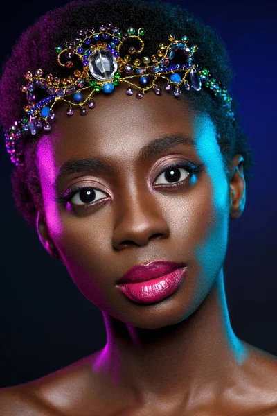 Vacker svart kvinna med kristall krona — Stockfoto