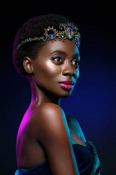Красивая черная женщина с хрустальной короной — стоковое фото