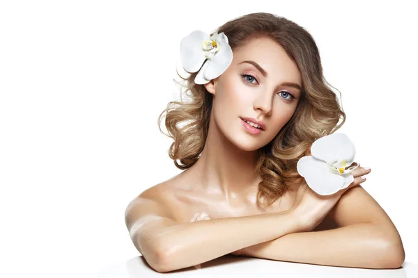 Schöne blonde Mädchen mit Blume — Stockfoto