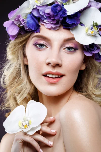 Красивая блондинка с цветами — стоковое фото