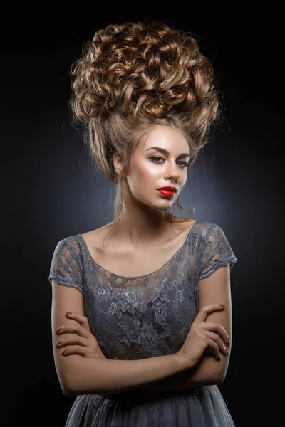 Mulher com penteado barroco alto — Fotografia de Stock