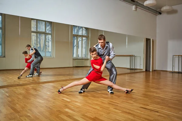 Hermosa pareja bailando tango —  Fotos de Stock